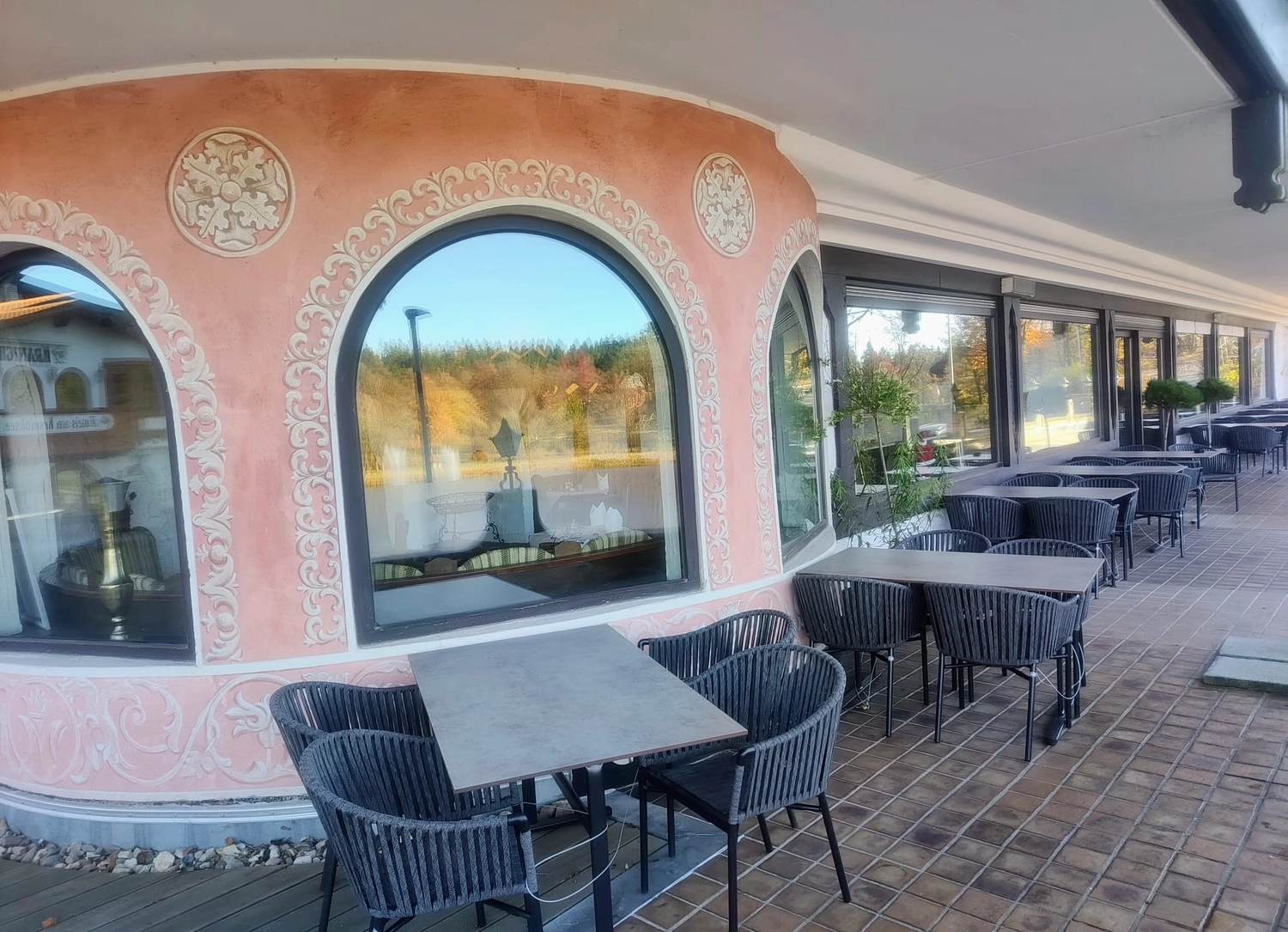 Reiselust Hahnenklee – Ferienhaus – Das Interieur eines Restaurants, wahrscheinlich des Hotel-Restaurants Schwan in Wertheim, Deutschland. Reiselust Hahnenklee - Ferienhaus -