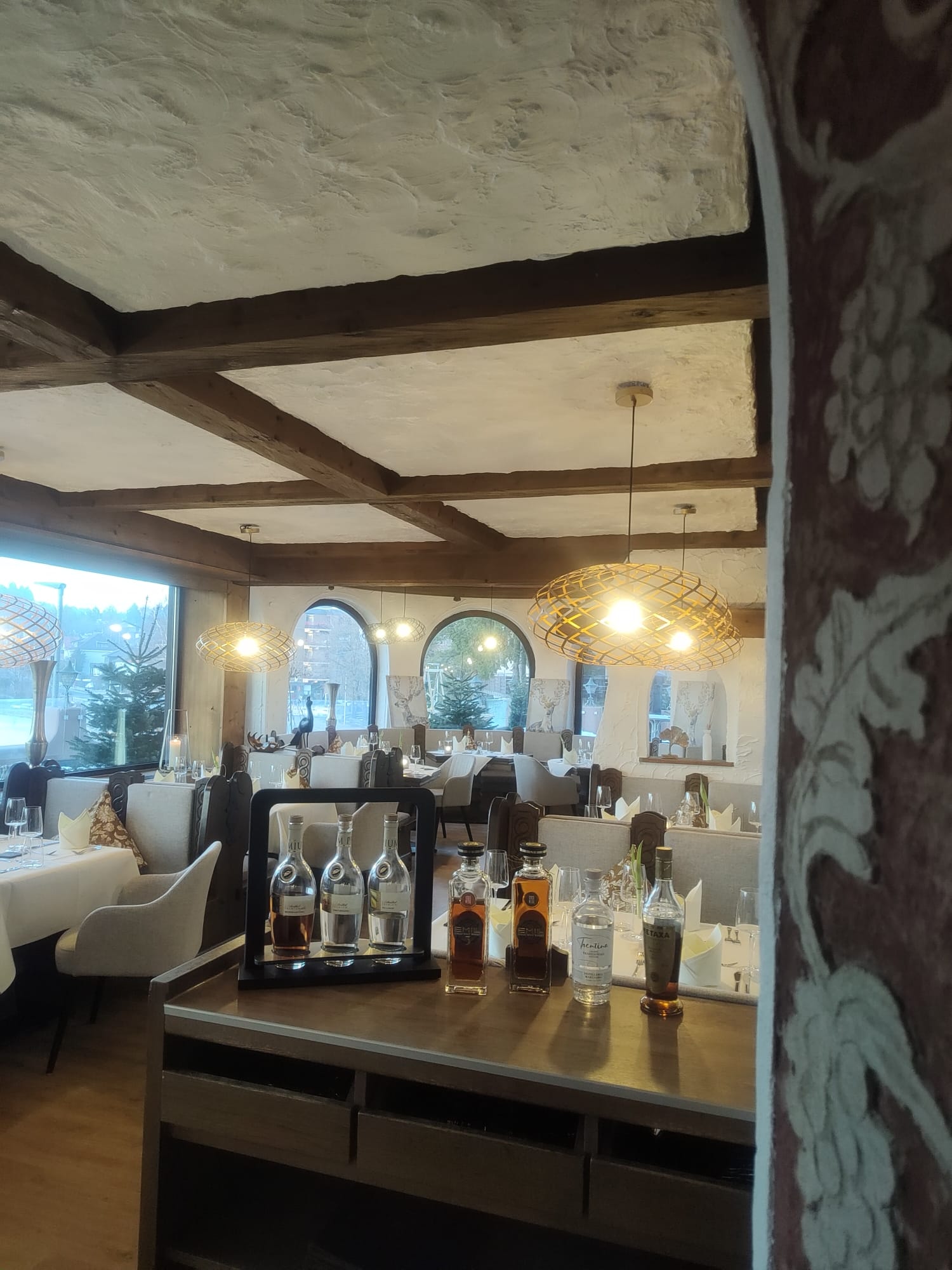 Reiselust Hahnenklee – Ferienhaus – Das Interieur eines Restaurants, wahrscheinlich des Hotel-Restaurants Schwan in Wertheim, Deutschland. Reiselust Hahnenklee - Ferienhaus -