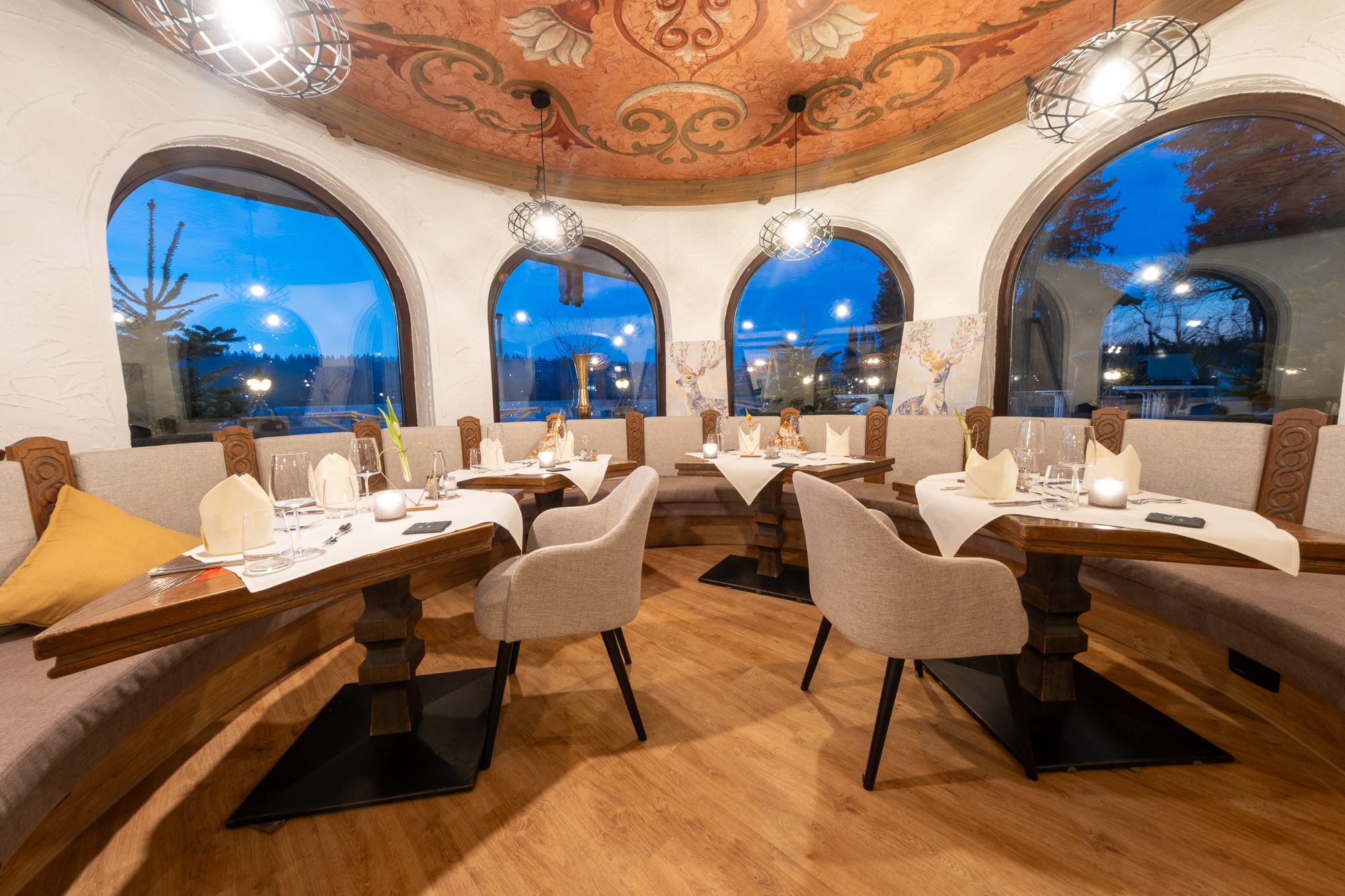 Reiselust Hahnenklee – Ferienhaus – Das Interieur eines Restaurants, wahrscheinlich des Hotel-Restaurants Schwan in Wertheim, Deutschland. Reiselust Hahnenklee - Ferienhaus -